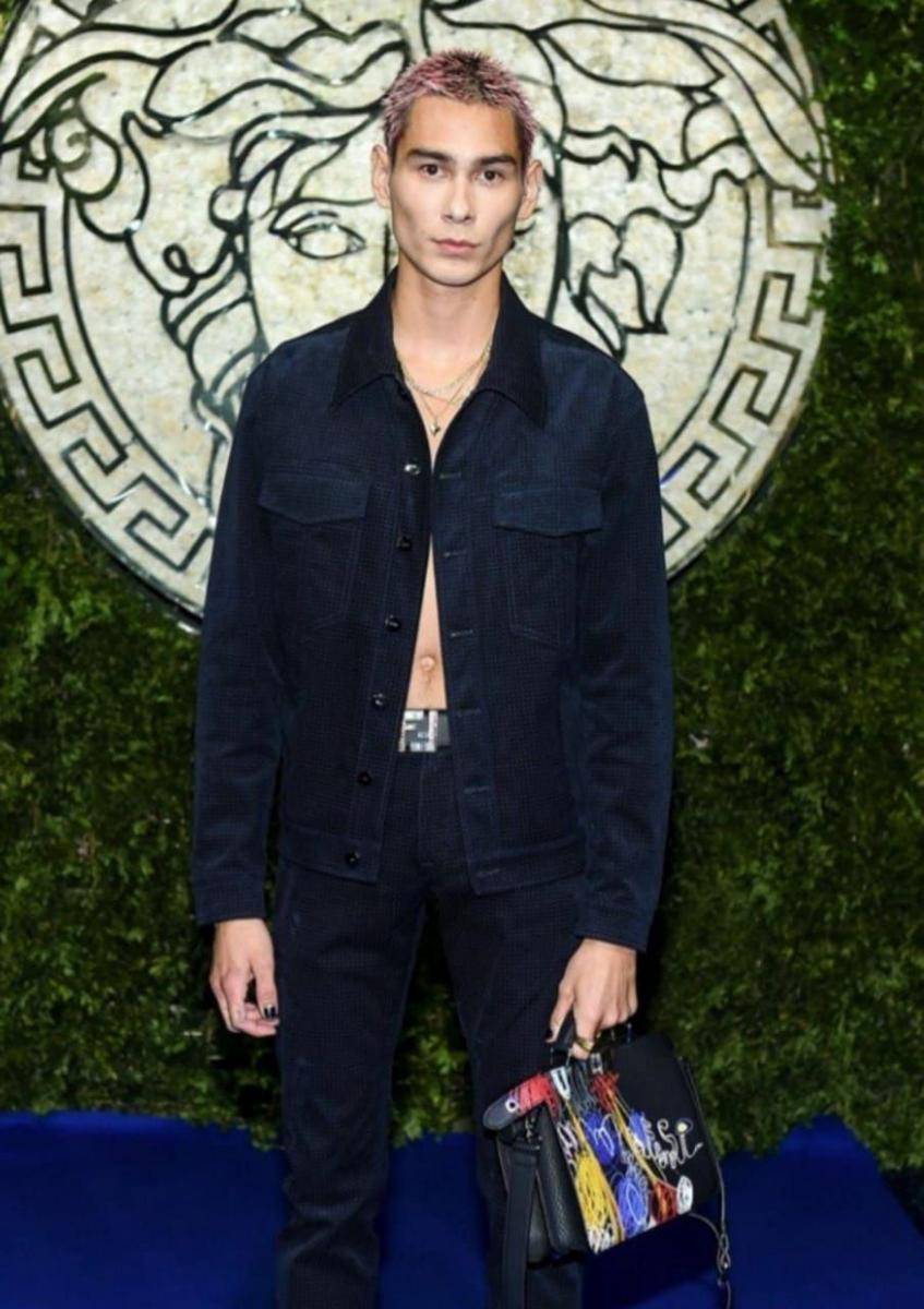 Style seleb pria yang hadir di Milan Fashion Week 2021 (Instagram.com/versace)