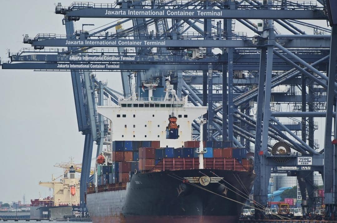 Kegiatan operasional terminal JICT/Pelabuhan Tanjung Priok 2.