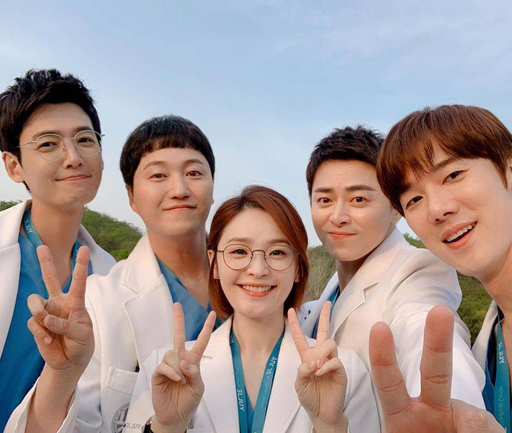 Pemain drama Hospital Playlist (instagram.com/mido_ring)