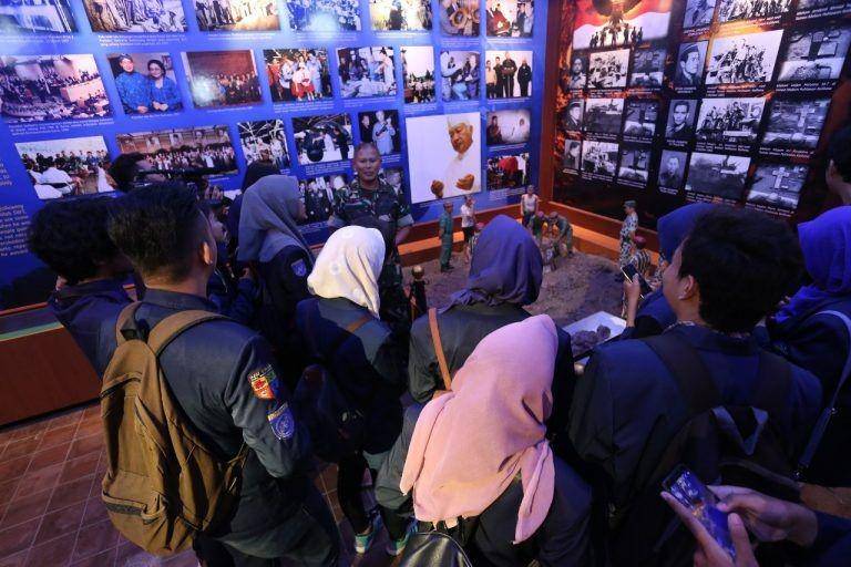 Sejumlah foto dan diorama yang menunjukkan personel TNI AD berhasil temukan jenazah pahlawan revolusi di kawasan Lubang Buaya (www.kostrad.mil.id)