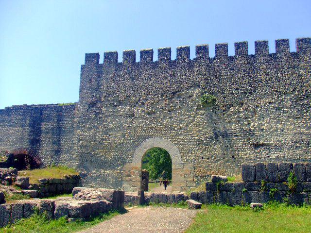 Benteng Nokalakevi, Georgia (commons.wikimedia.org/Lika)