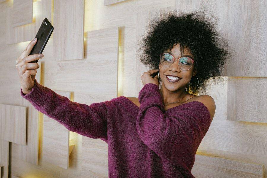 Ilustrasi selfie (pexels.com/@shvetsa)