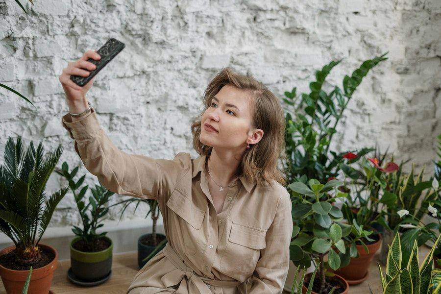 Ilustrasi selfie (pexels.com/@cottonbro)