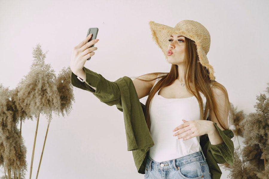 Ilustrasi selfie (pexels.com/@gustavo-fring)