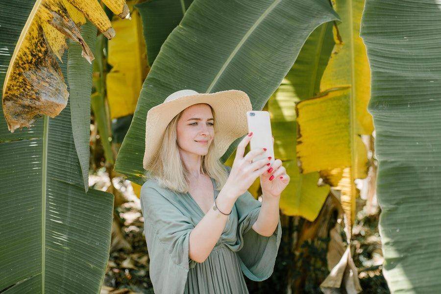 Ilustrasi selfie (pexels.com/@julia-volk)