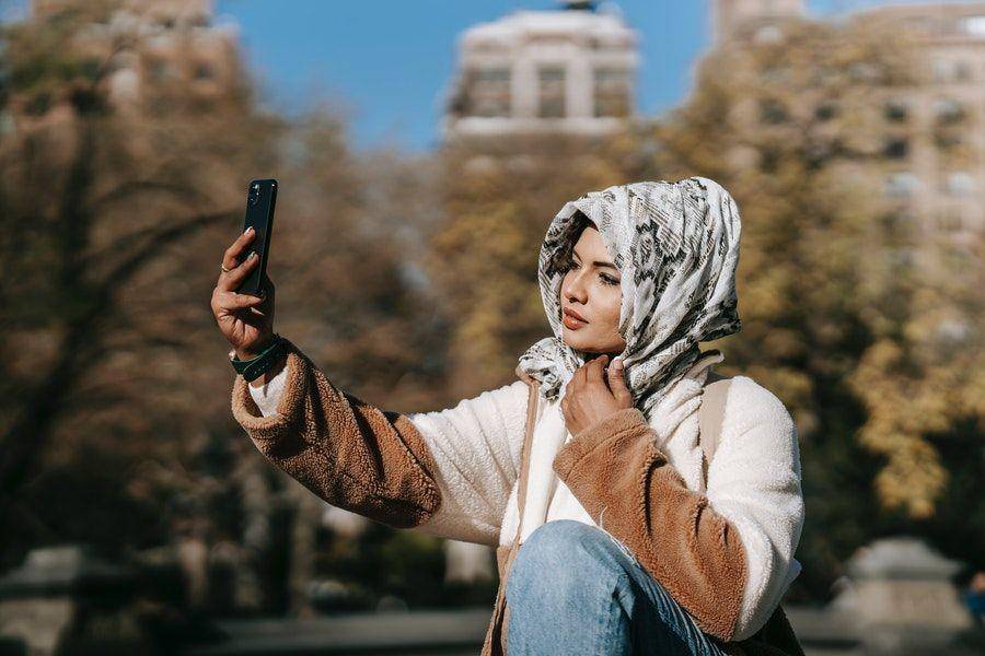 Ilustrasi selfie (pexels.com/@keira-burton)