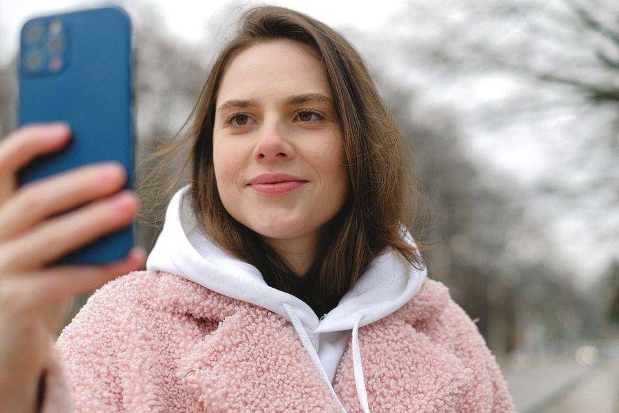 Ilustrasi selfie (pexels.com/@shvets-production)