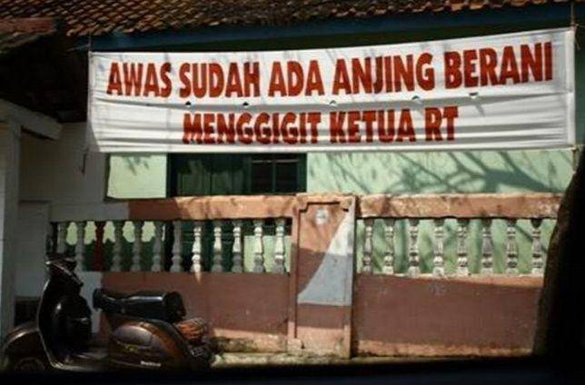 peringatan lucu di spanduk (instagram.com/awreceh.id)