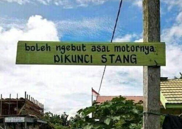 peringatan lucu di spanduk (instagram.com/wkwkland_real)
