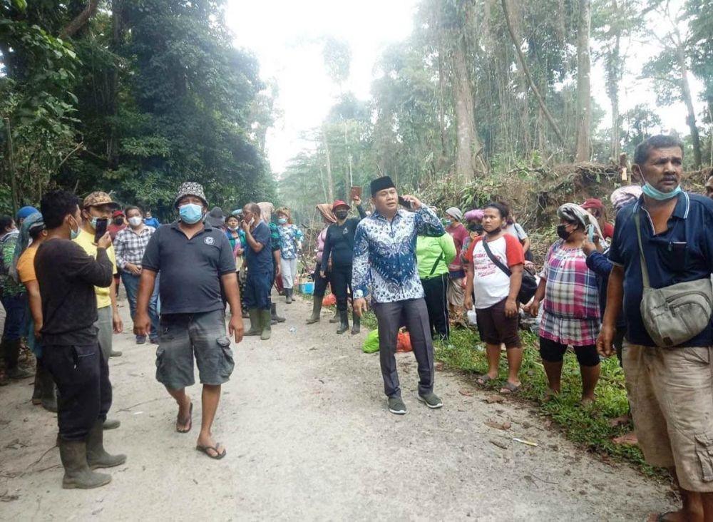 Masyarakat Desa Rumah Sumbul, Kecamatan Sibolangit, Kabupaten Deliserdang memohon kepada Presiden Joko Widodo (Jokowi) untuk mengusir dan menangkap mafia tanah (Dok. IDN Times)
