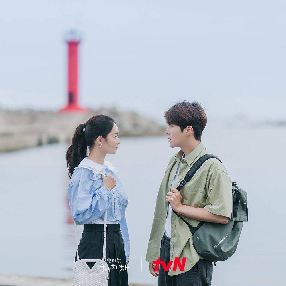 Shin Min Ah dan Kim Seon Ho di drama Hometown Cha-Cha-Cha (Dok. tVN/Hometown Cha-Cha-Cha)