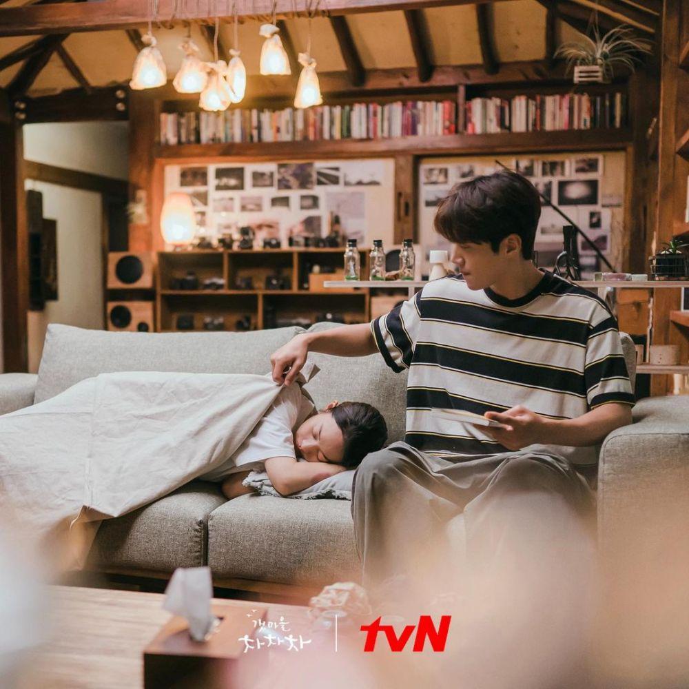 Ada Hometown Cha-Cha-Cha, 6 Drama yang Cocok Ditonton Bareng Pasangan