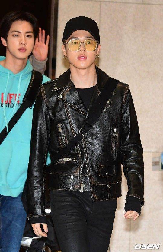 Jimin BTS mengenakan jaket kulit (m.vlive.com/OSEN)