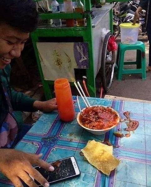 momen apes makan (Instagram.com/wkwkland_real)