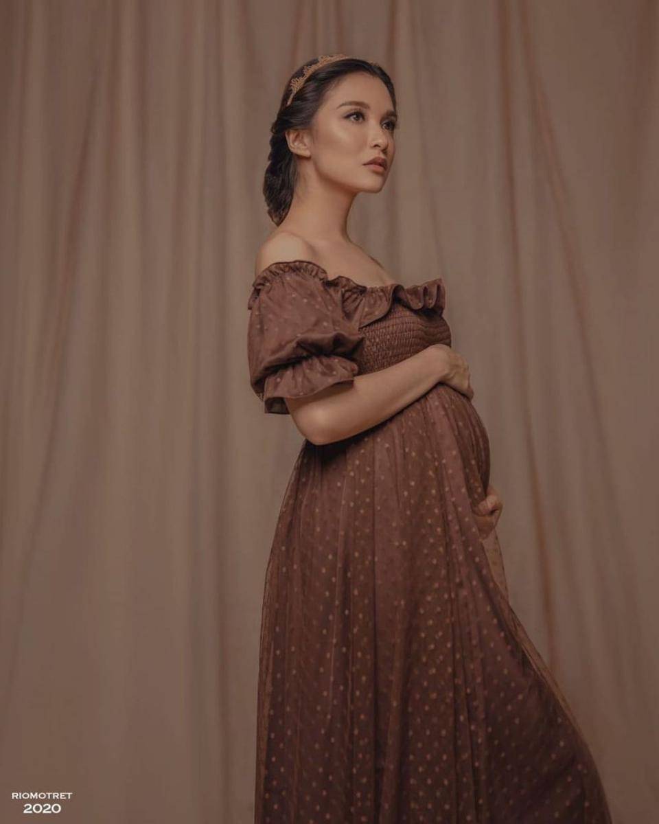 Dress Bumil untuk Maternity Shoot (instagram.com/chealseaoliviaa)