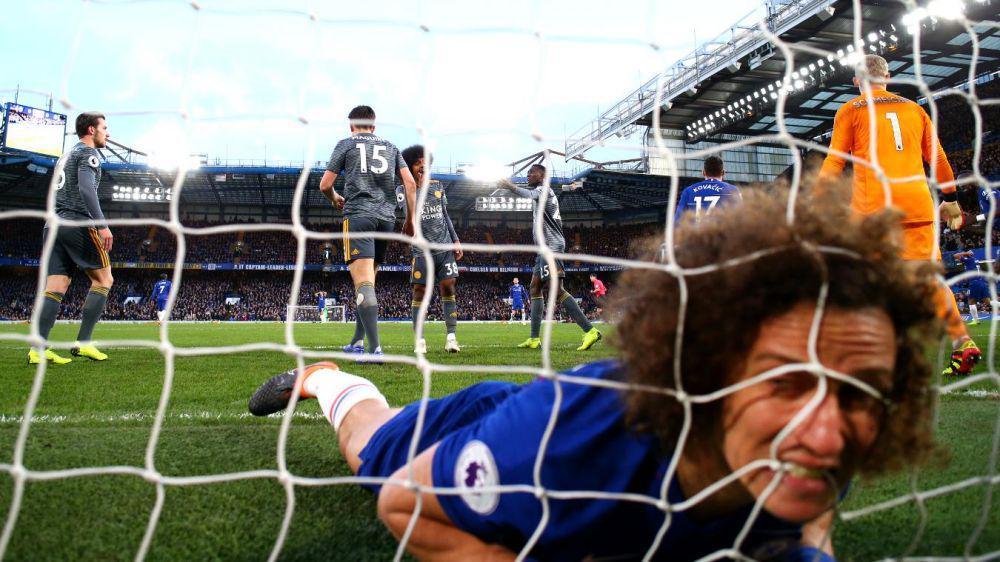 David Luiz nyangkut di jaring (premierleague.com)