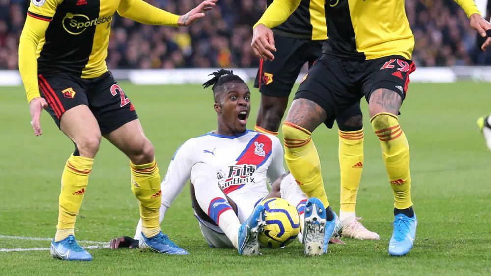 Wilfried Zaha dikeroyok pemain Watford (premierleague.com)