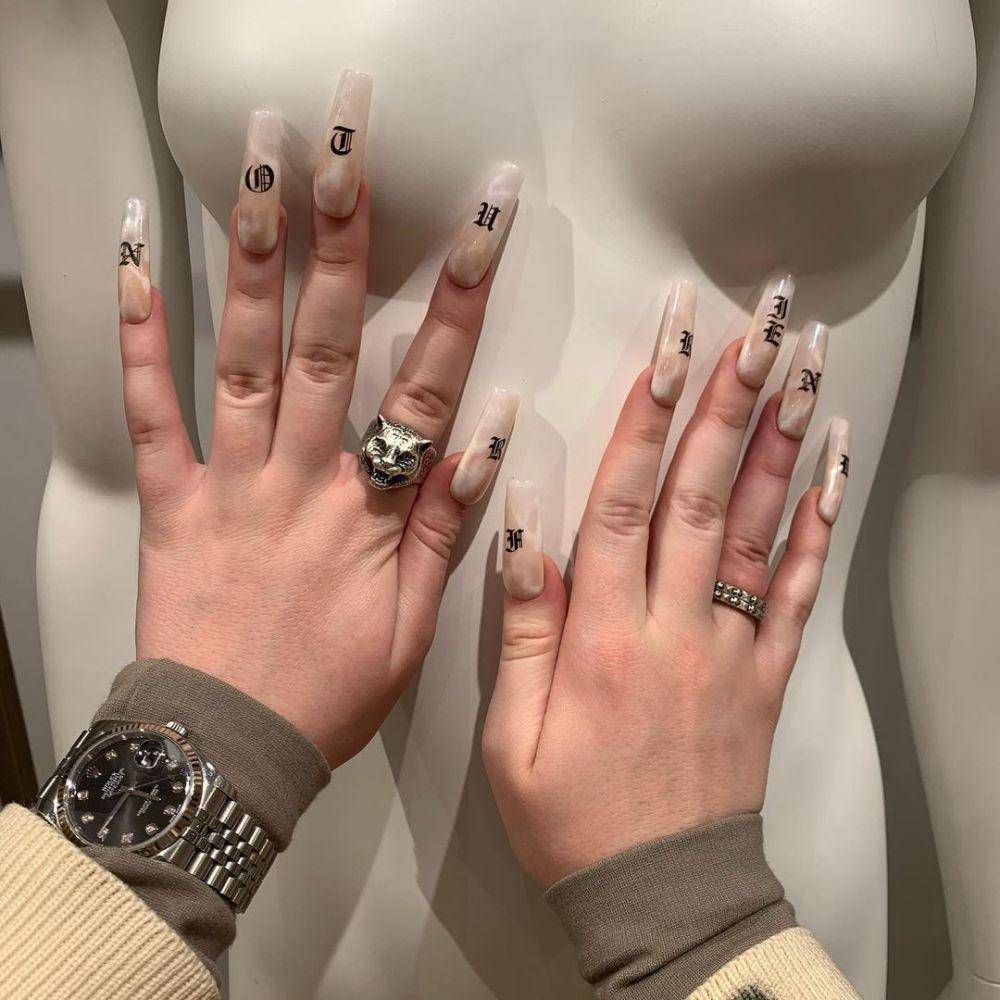 nail art Billie Eilish (instagram.com/billieeilish)