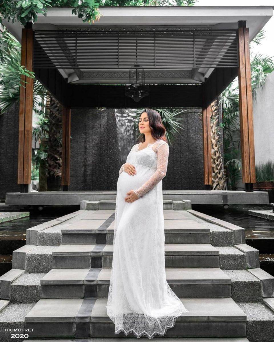 Dress Bumil untuk Maternity Shoot (instagram.com/riomotret)