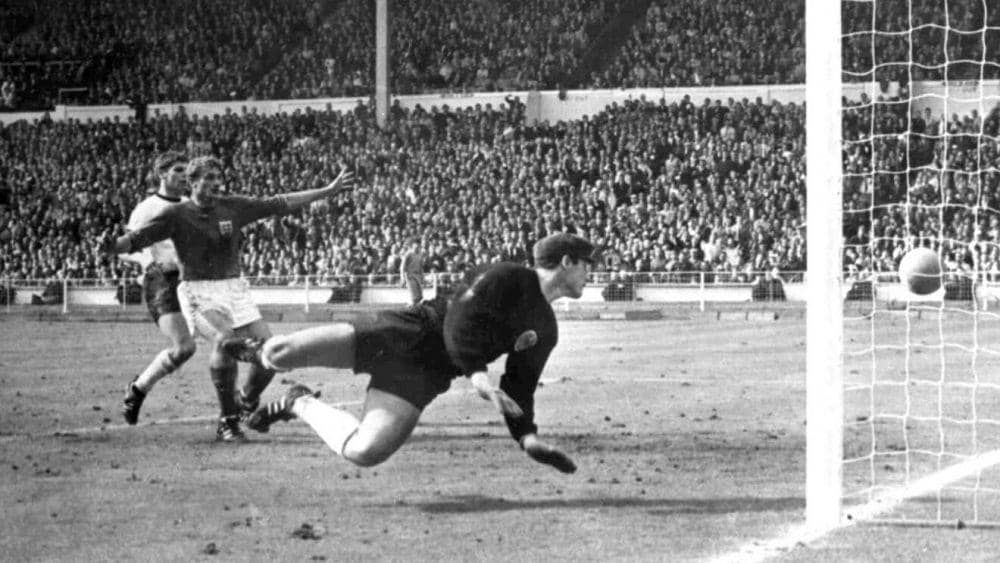 Legenda Liverpool dan Timnas Inggris, Roger Hunt meinggal dunia pada usia 83 tahun. ( marca.com).