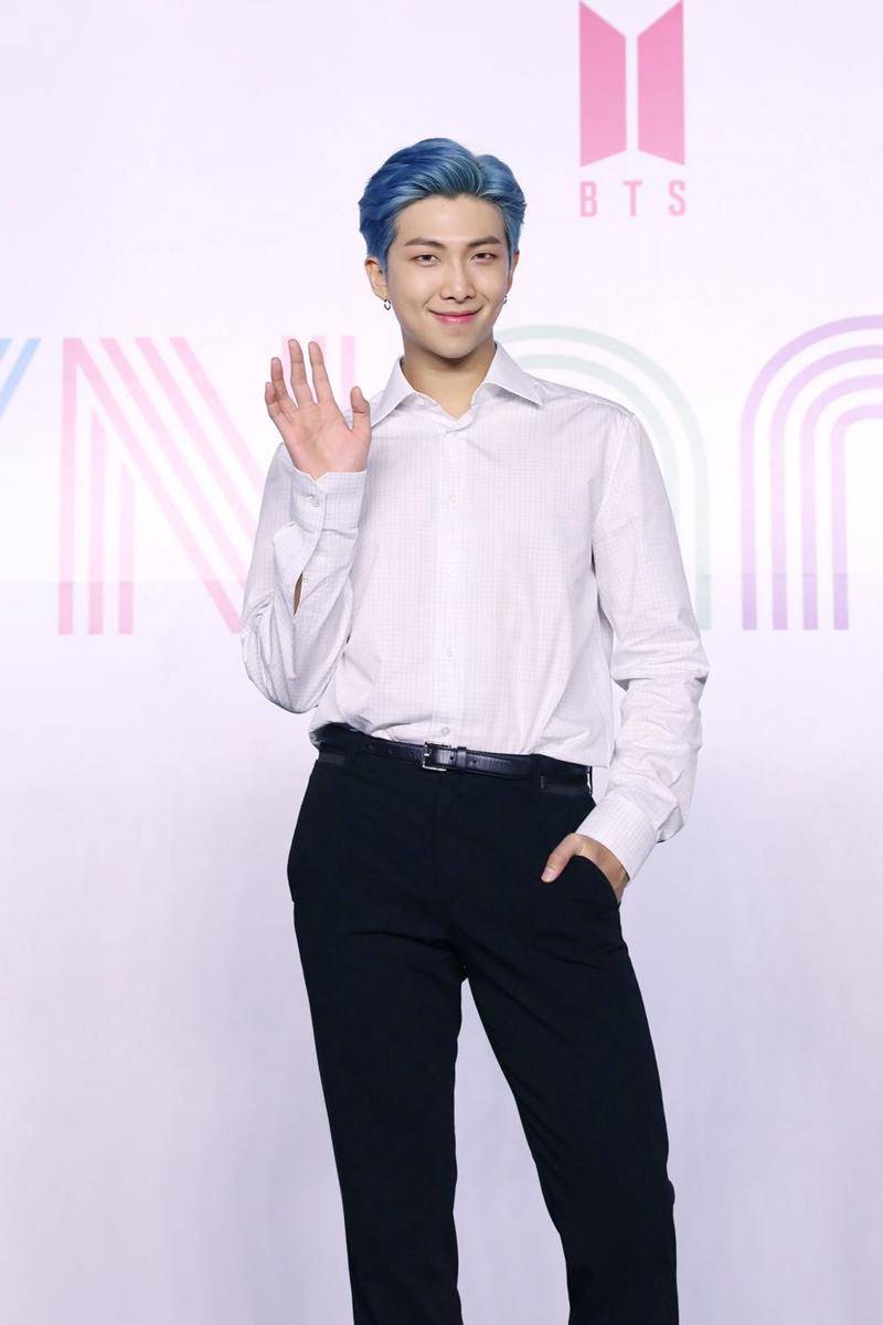 RM BTS mengenakan kemeja (Twitter.com/@BuzzFeedDaebak)