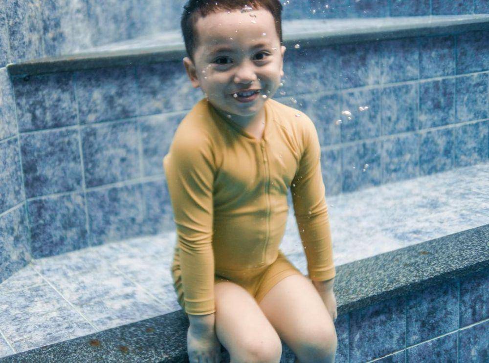 Xabiru berenang (instagram.com/rachelvennya/)