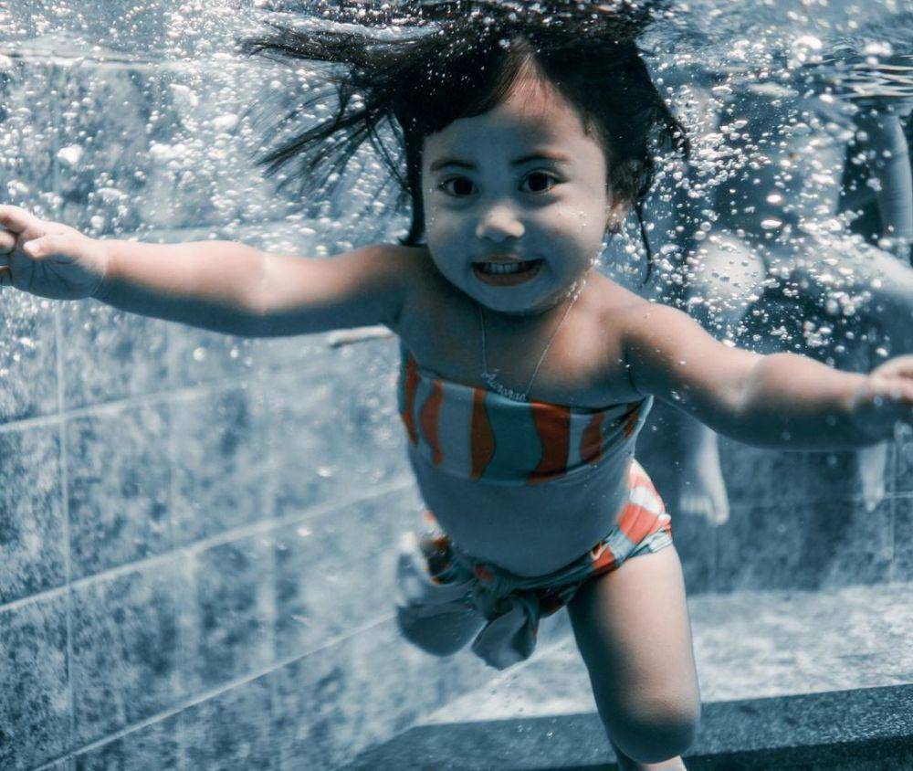 Chava berenang (instagram.com/rachelvennya/)
