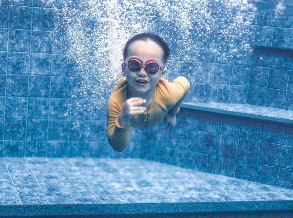 Xabiru berenang (instagram.com/rachelvennya/)