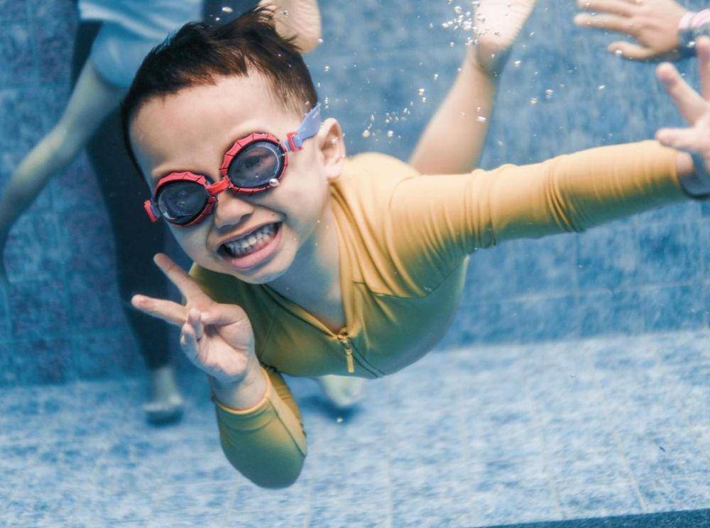 Xabiru berenang (instagram.com/rachelvennya/)