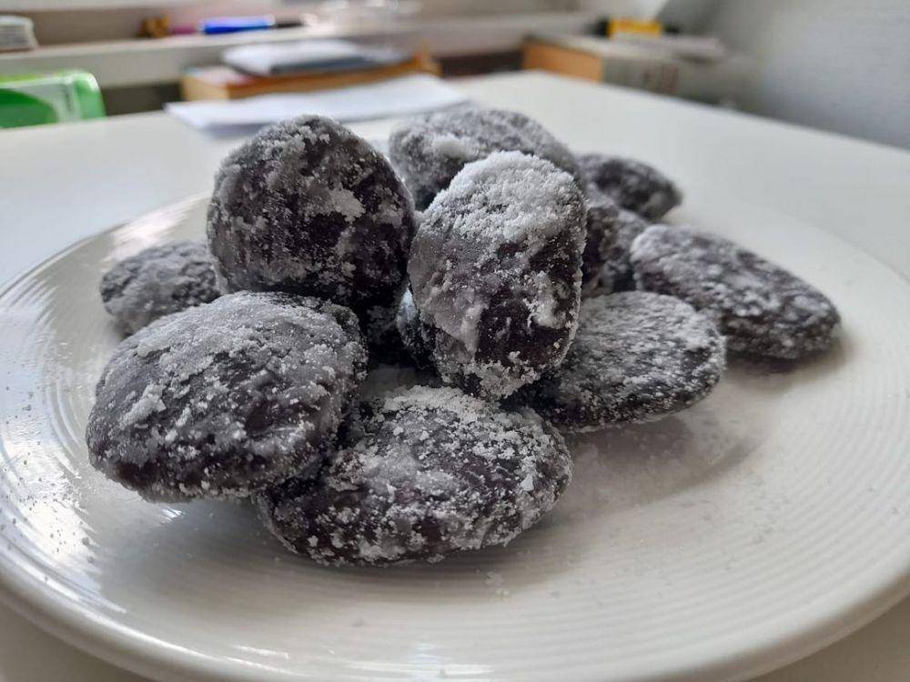 gemblong ketan hitam (instagram.com/ruthgallery)