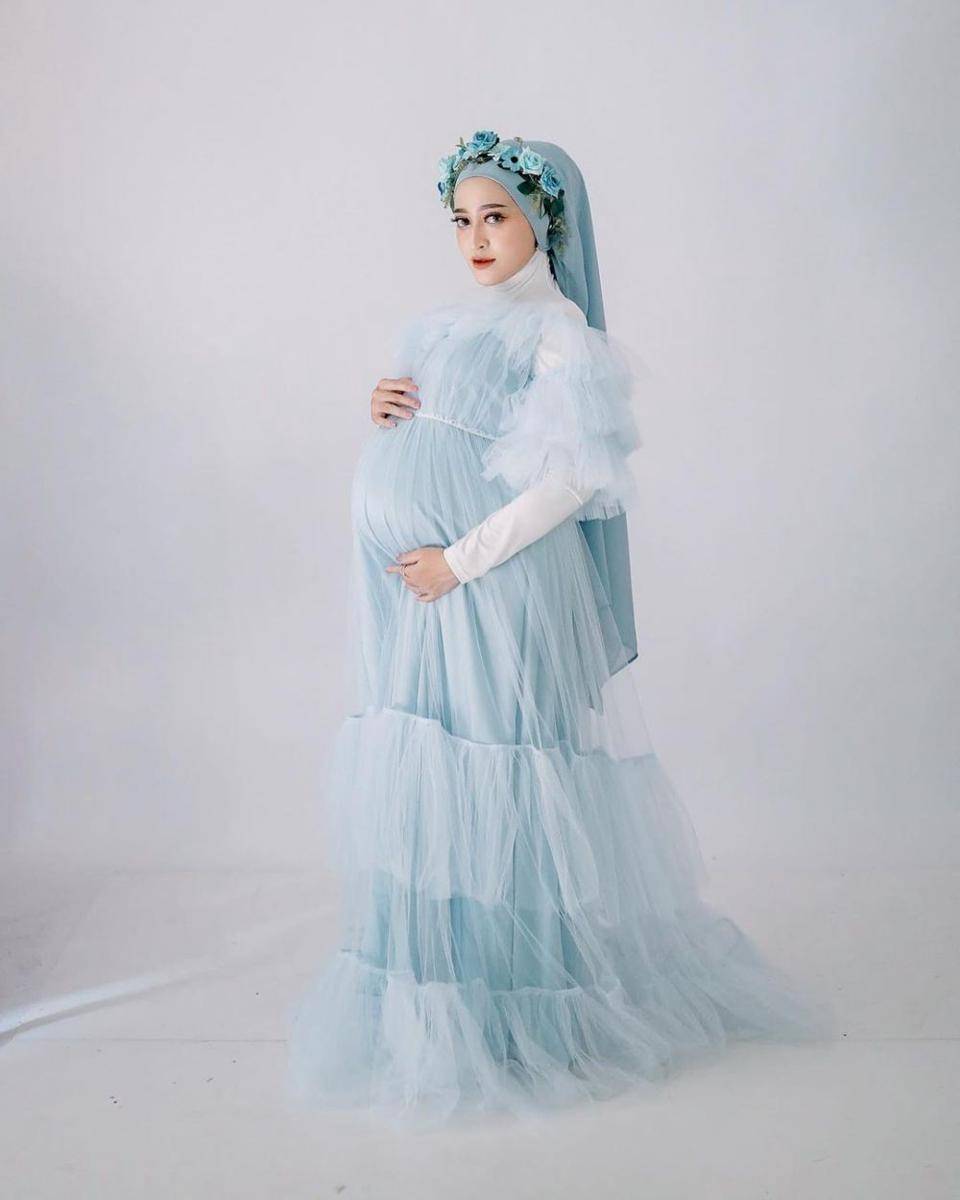 Dress Bumil untuk Maternity Shoot (instagram.com/seviqfebinita)