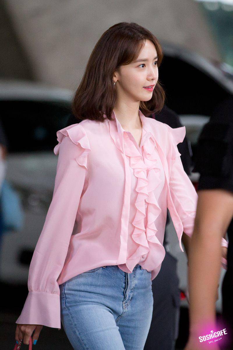 Yoona SNSD mengenakan blus (soshicafe.com)