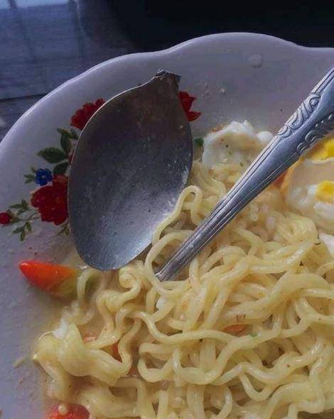 momen apes makan (Instagram.com/wkwkland_real)