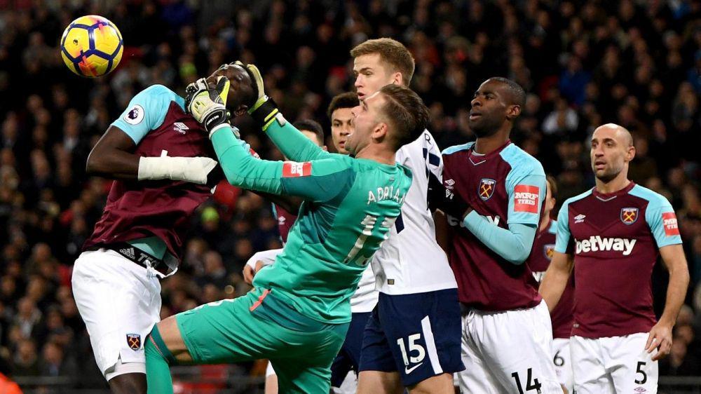 Adrian menangkap kepala Kouyate (premierleague.com)