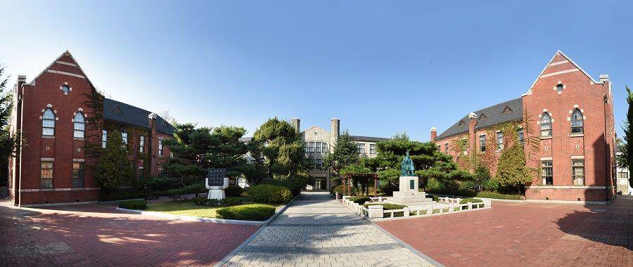 potret bagian depan bangunan utama Choong Ang High School (english.cha.go.kr)