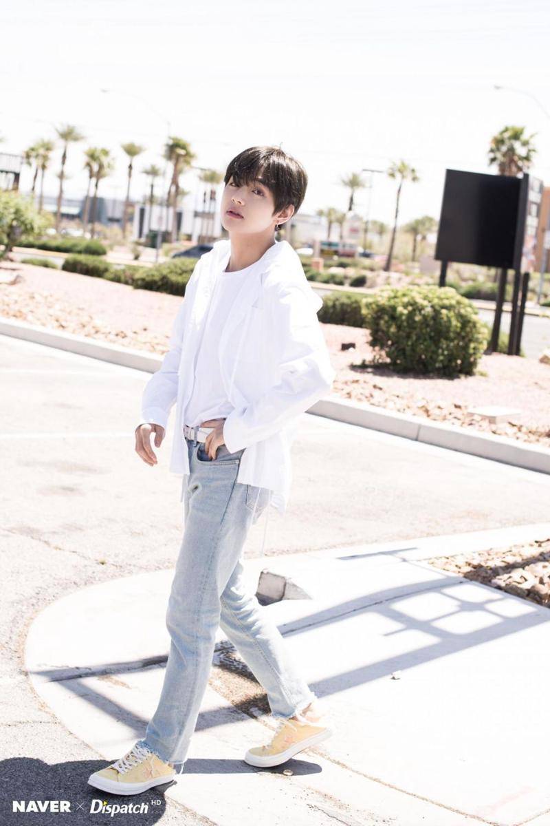 V BTS mengenakan celana jeans (m.vlive.tv/Dispatch)