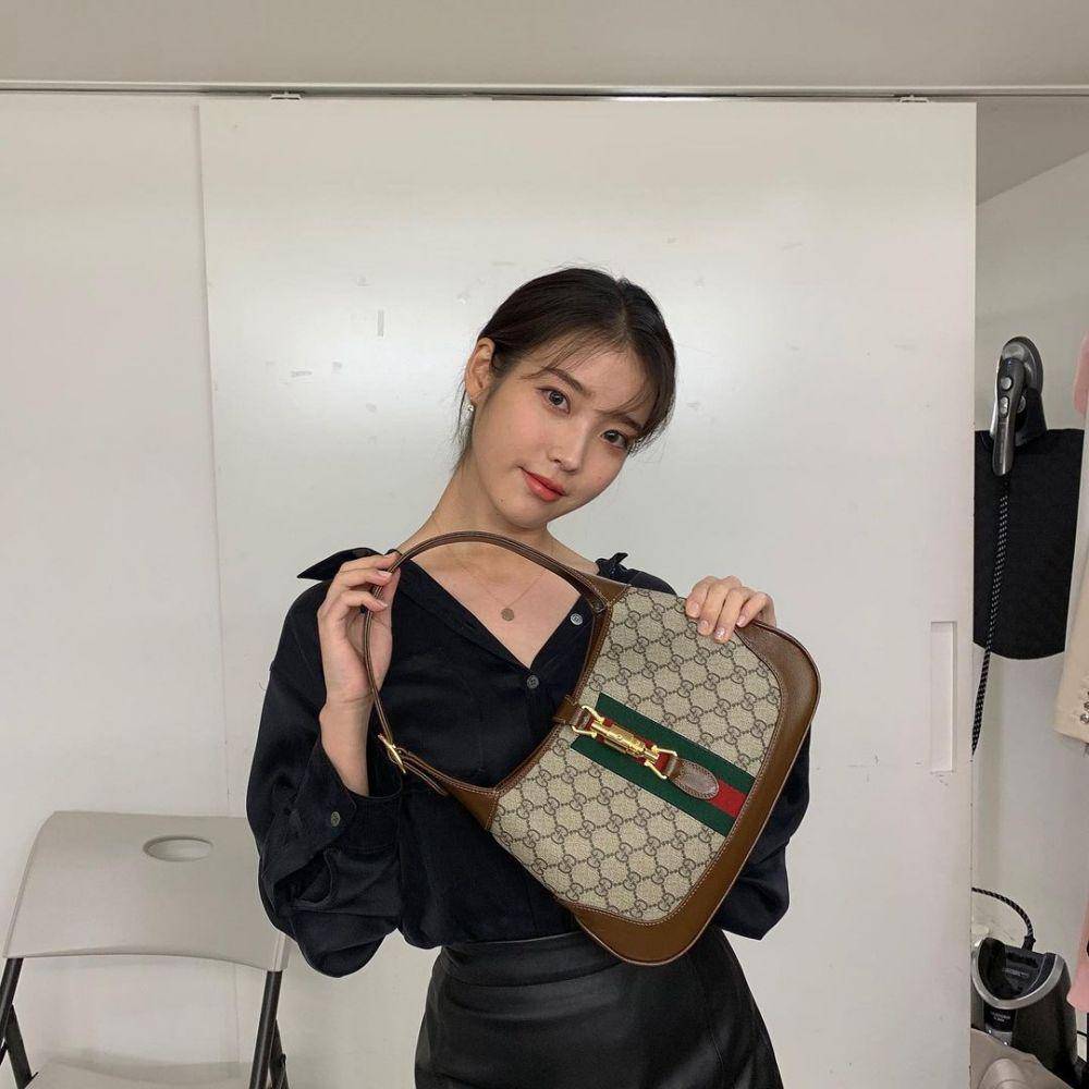 IU dengan handbag (Instagram.com/dlwlrma)