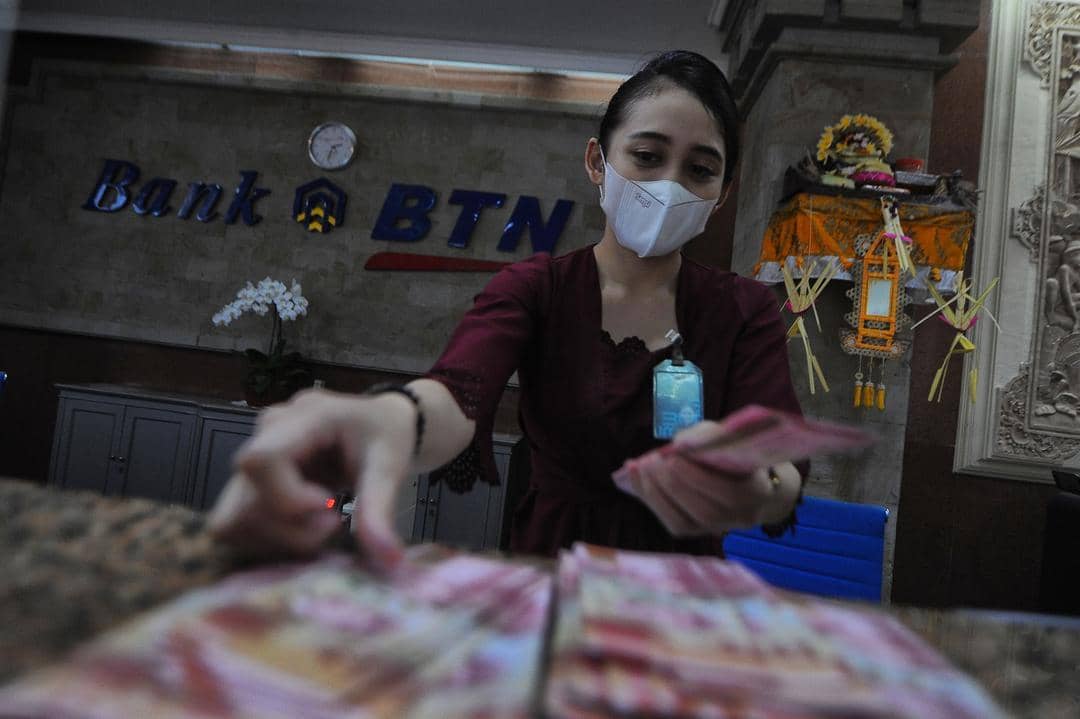 Ilustrasi Teller Bank Hitung Uang/ Dok Perusahaan BTN