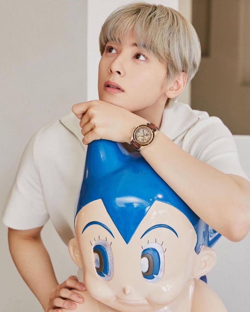 Cha Eun Woo mengenakan jam tangan (Instagram.com/eunwo.o_c)