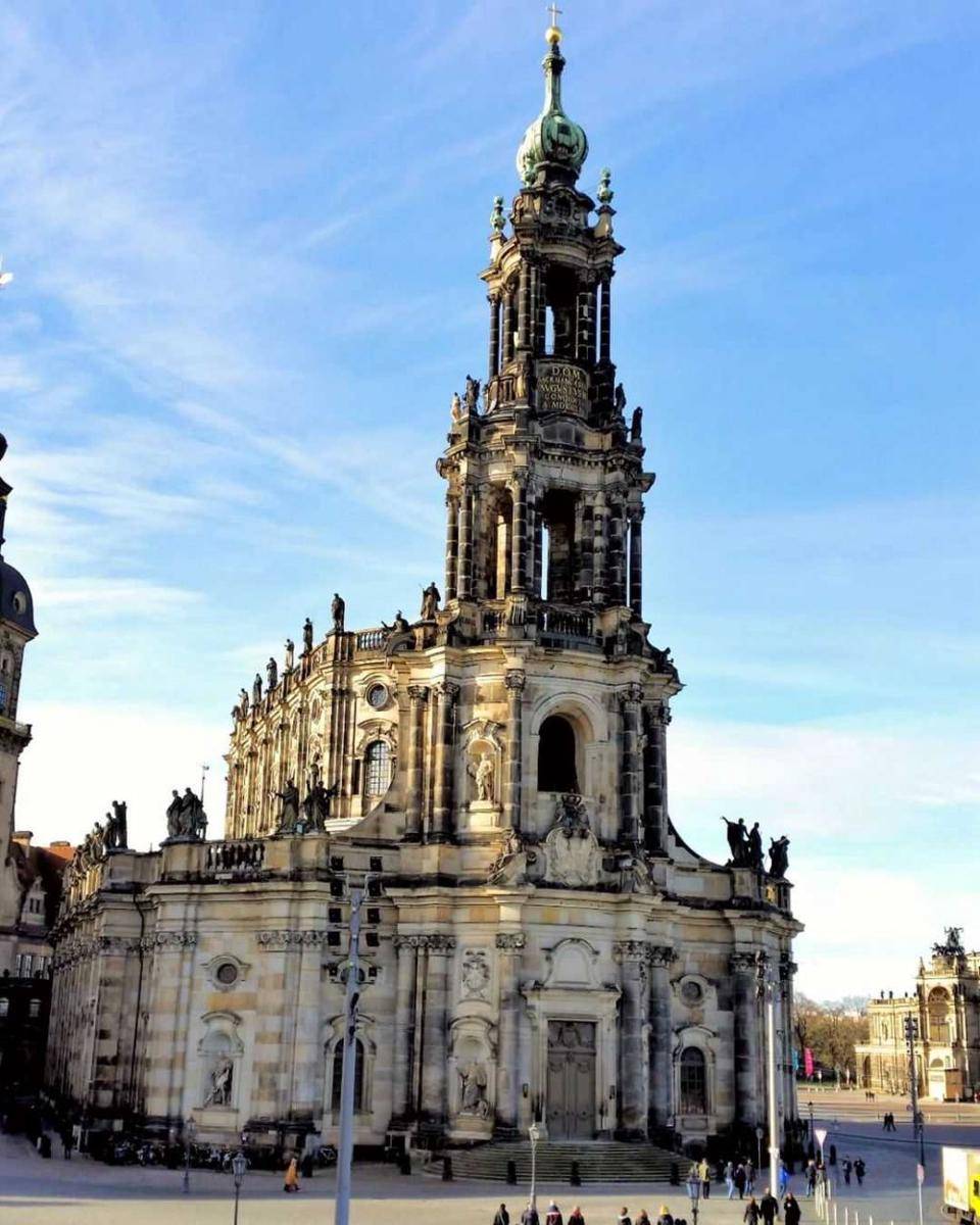Katholische Hofkirche (instagram.com/reisebier)