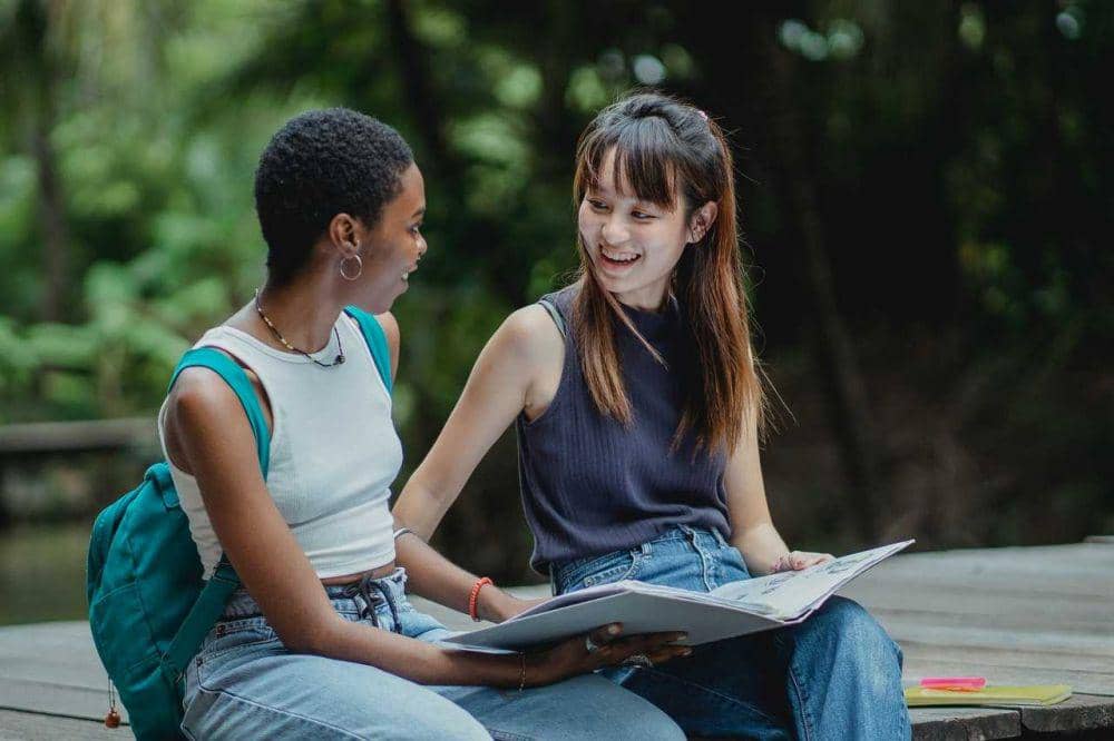 ilustrasi dua sahabat (pexels.com/Zen Chung)