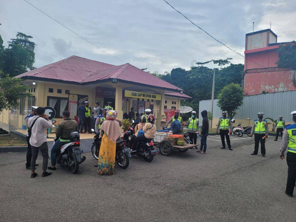 Warga menjalani Program Garansi yang dilaksanakan Sat Lantas Polres Pidie (Dokumentasi Sat Lantas Polres Pidie untuk IDN Times)