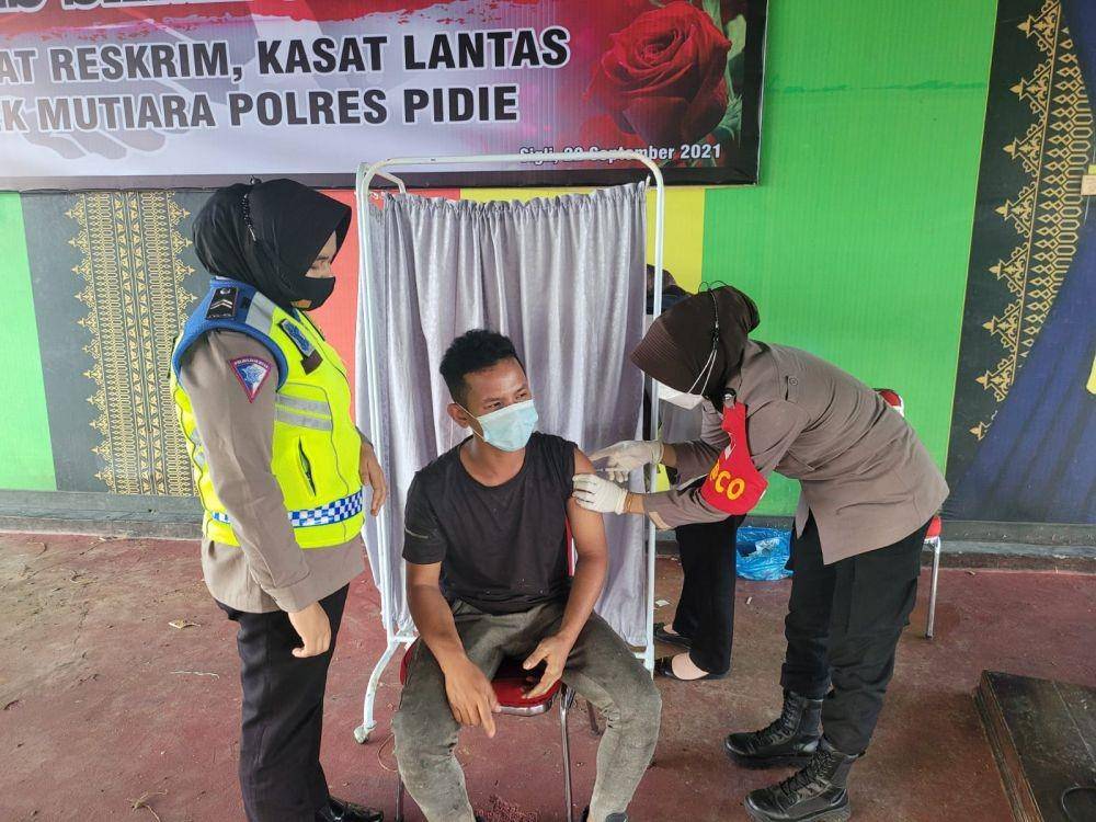 Warga menjalani Program Garansi yang dilaksanakan Sat Lantas Polres Pidie (Dokumentasi Sat Lantas Polres Pidie untuk IDN Times)