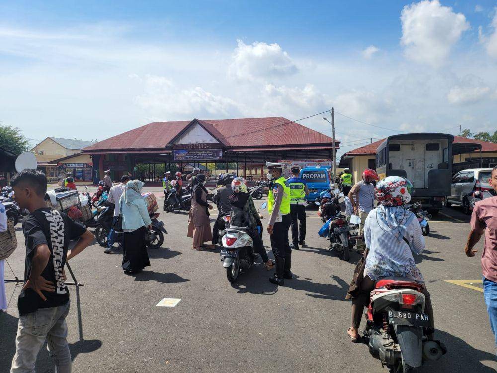 Warga menjalani Program Garansi yang dilaksanakan Sat Lantas Polres Pidie (Dokumentasi Sat Lantas Polres Pidie untuk IDN Times)