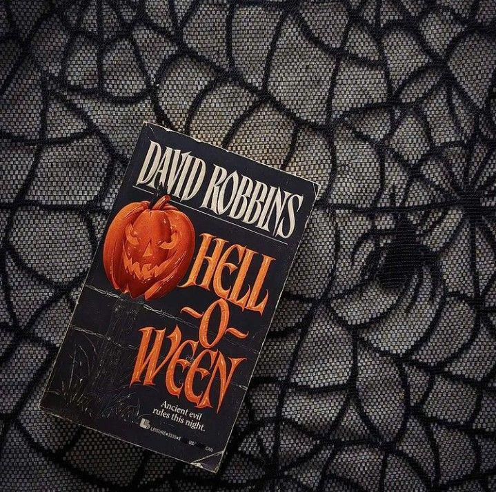 novel Hell-o-Ween (instagram.com/karly.kreeps)