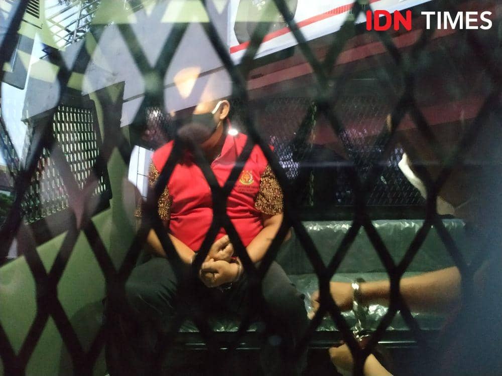 Tersangka dugaan tindak pidana korupsi Ruang Terbuka Hijau (RTH) kawasan taman alun-alun Kabupaten Indramayu Tahun Anggaran (TA) 2019 (IDN Times/Azzis Zulkhairil)