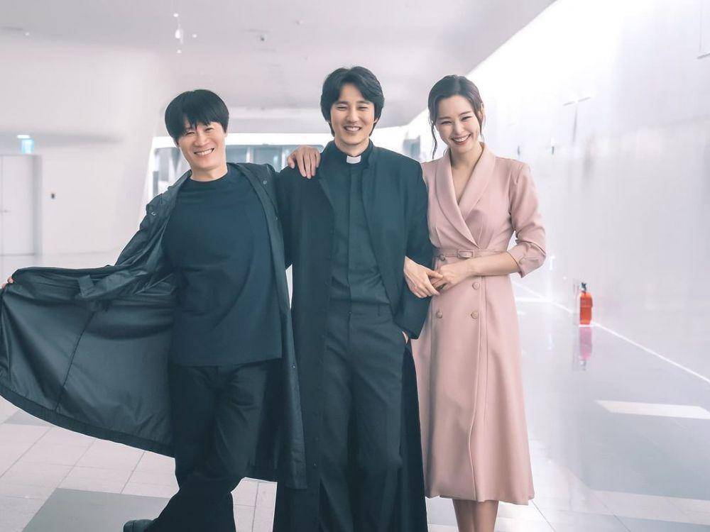 Jin Seon Kyu, Kim Nam Gil, dan Lee Honey di balik layar One the Woman (instagram.com/honey_lee32)