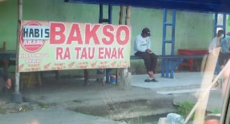 9 Spanduk Iklan Warung yang Nyeleneh, Bikin Ngakak
