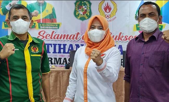 Ketua KONI Medan Eddy Sibarani bersama Ketua FOPI Sumut Liliana Puspa Sari dan Sekretaris FOPI Sumut Ibrahim saat Pelatihan informasi keolahragaan yang digelar KONI Medan (Dok.IDN Times/istimewa)