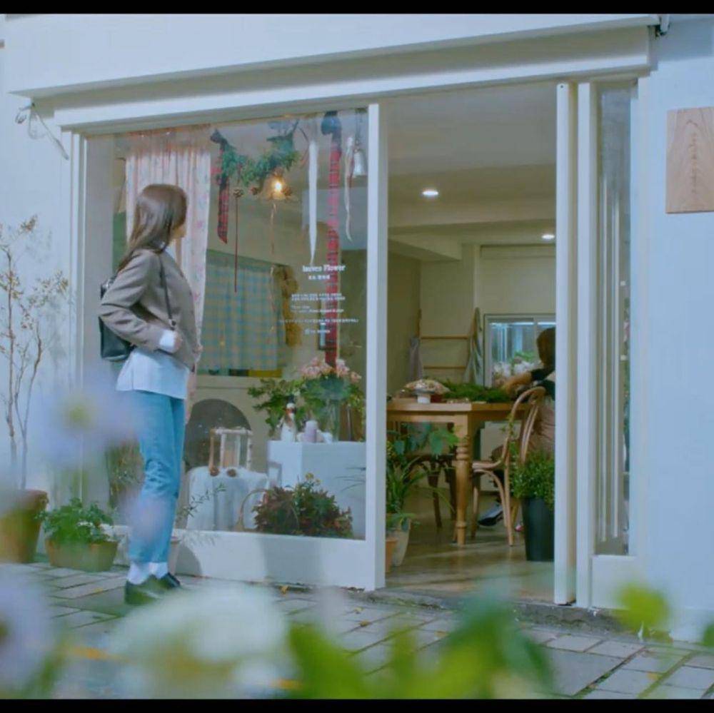 potret Moon Ga Young di depan Les Lauves Flower dalam drama True Beauty (instagram.com/les_lauves)